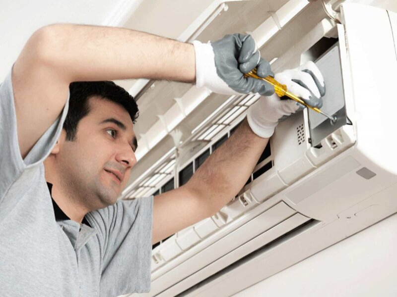 Técnico reparando Aire Acondicionado York