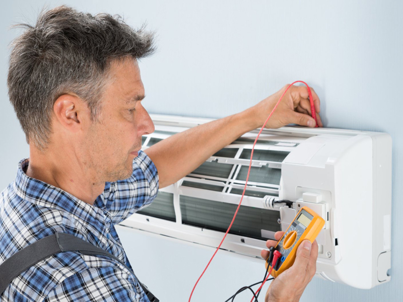 Técnico revisando Aire Acondicionado York